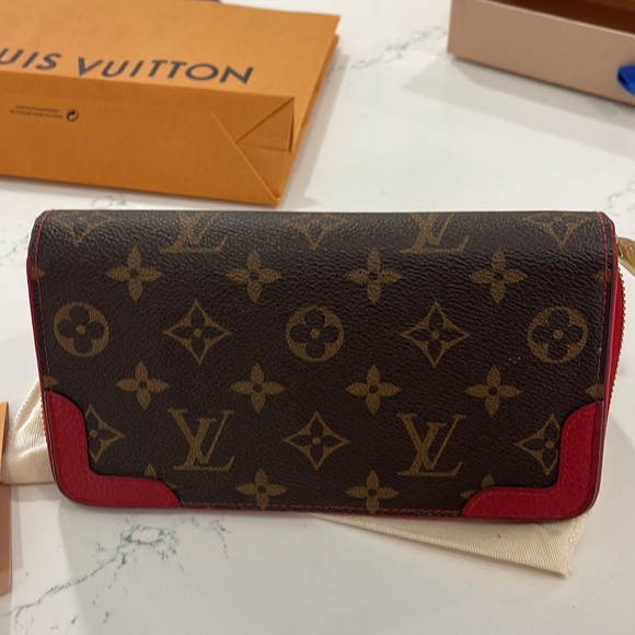Louis Vuitton' Zippy wallet. Monogram canvas with red accents. Can be a clutch. - Picture 7 of 9